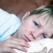 Kind im Bett mit Scharlach Kind im Bett mit Scharlach